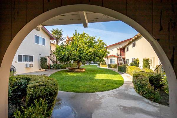 $1,395 / 2br - Villa Capri Apartments. Move In Special !!! (Fresno)64008333411714120