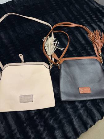 Pair of Bass leather crossbody 10x10” purses in good shape! #crossbodybag 1