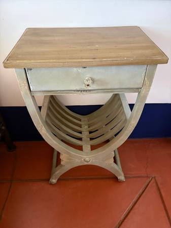 Nightstand / table 1
