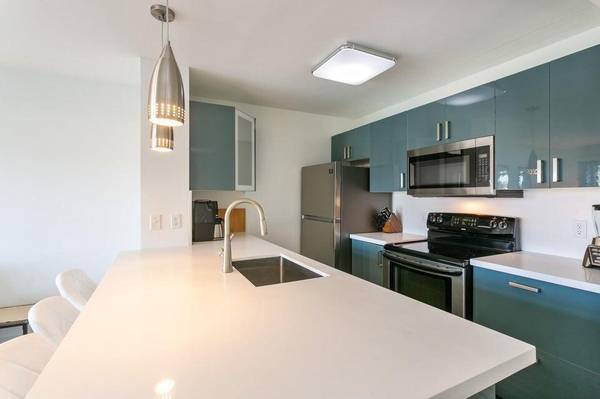 Stunning lake views and fully furnished - PET FRIENDLY up to 20 lbs 1