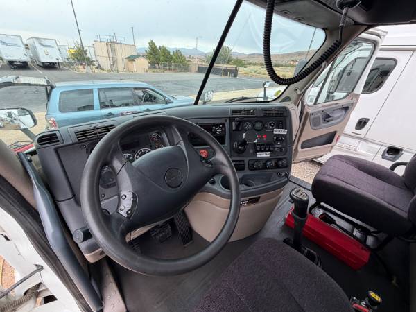 2018 Freightliner Cascadia - Photo 14