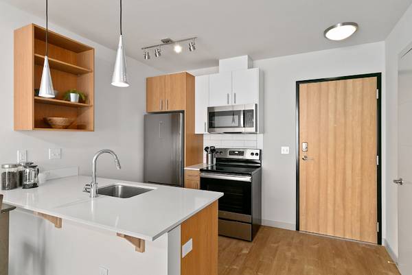$1,350 / 1br - New ball. New digs. Here @ The Sellina! (SE Portland, Sellwood, Moreland)64039222339075121