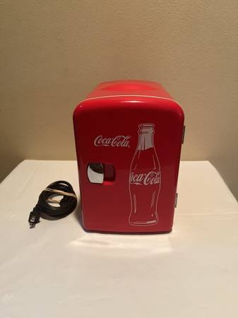 Koolatron Coca-Cola Classic 4L Mini Fridge 1