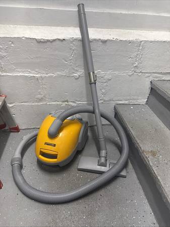 Kenmore Magic Yellow (721.26082601) Canister Vacuum 1