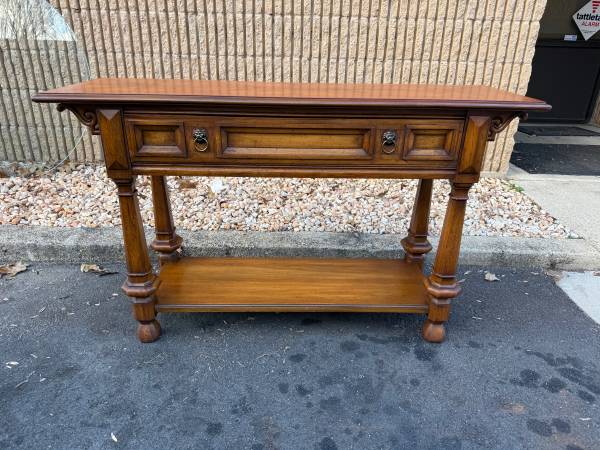 Colección Welman Rockeood, mesa auxiliar o consola con incrustaciones de nogal - $900 (Burke)63471431725185121
