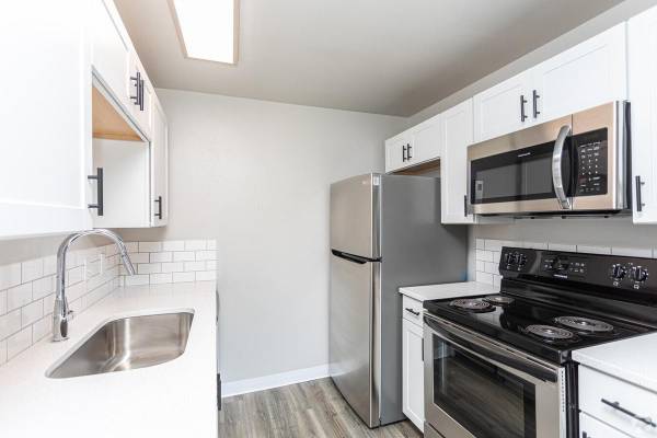 $2,000 / 3br - 1100ft2 - Ciudad. Dormir. Comer. Comprar. Repetir. ¡Vive todo en Central Pointe! (West Bench)63794970364803121