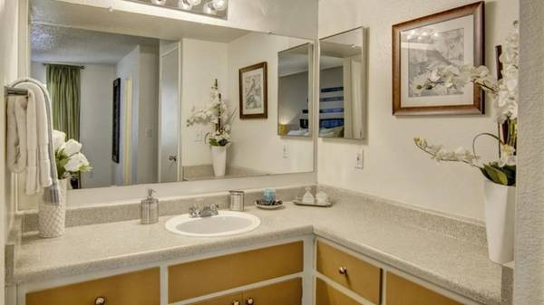 $1,310 / 2br - 976ft2 - Comfortable living. Conveniently located, spacious 2 bed 2 bath! (Phoenix - North)63623987750913122