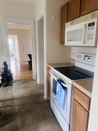 $890 / 3br - 1200ft2 - 3Bed/2Bath Apt | Private Bath | Quiet Street | Near Commuter Station (Natick)63996544826755121
