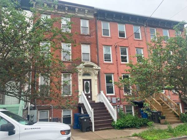 $1,950 / 1br - Gas/Electric INCLUDED !!....Garden Level w/private yard......Pets OK (EAST ROCK -New Haven)64010165022721120