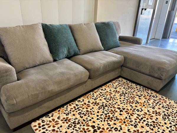 GREY SECTIONAL COUCH W/ FREE DELIVERY 1