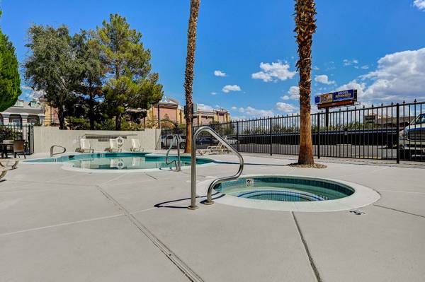 $389 / 1br - 624ft2 - On-site security, Laundry facility, Sparkling pool and spa (4777 Cameron Street, Las Vegas, NV)63859498864257121