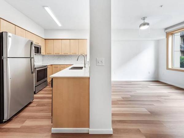 $3,323 / 2br - 1096ft2 - Rooftop Sundeck, On-site Maintenance, Common Area Wifi63852483011329120