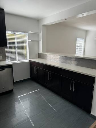 $1,900 / 1br - 650ft2 - Ceiling Fan, Hardwood Floors, Refrigerator (1646 N Harvard Blvd, Los Angeles, CA)63700880786561123