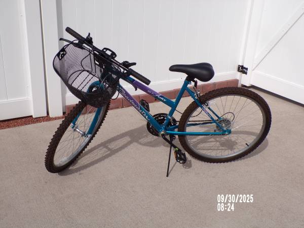 For Sale: 26" Ladies 15 Speed Bike with front basket. 1