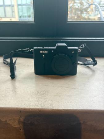 Nikon 1 V1Mirrorless Camera + 3 Lenses + Case Like New 1