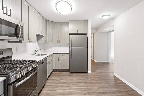 $1,672 / 1hab - 690ft2 - ¡Refugio Tranquilo con Pisos de Lámina de Vinilo y Balcón! 🌿 (2246 N Beauregard St, Alexandria, VA)63822293913601124