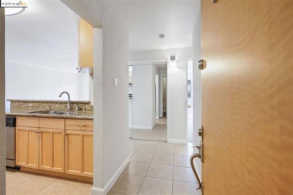 $1,999 / 1br - 700ft2 - Fantastic Fairmount Condo 1/1 with Pool, Parking, Laundry, Pets OK! (oakland lake merritt / grand)63850008704643123