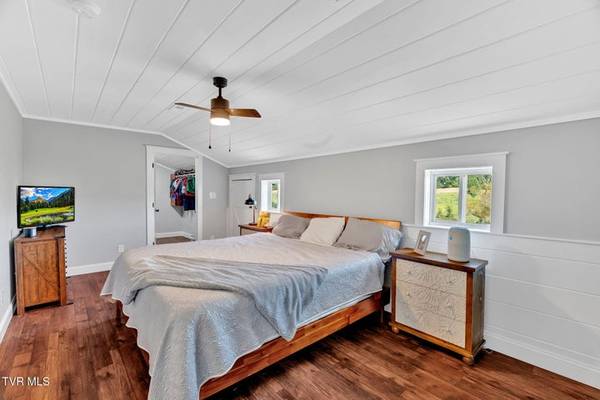 $490,000 / 3br - 2400ft2 - ALMOST 6 ACRE MINI FARM NEAR AMMENITIES (Mount Carmel)64278777115649123