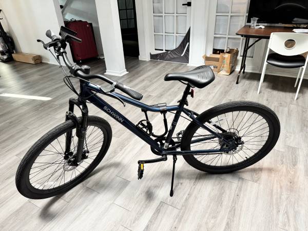 Schwinn Junction Hybrid Bike + Helmet + Lock – Like New 1