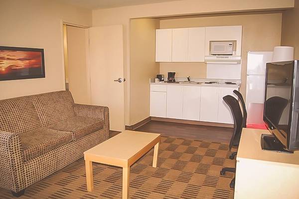 $335 / 1br - Free utilities, Complimentary Wifi, Fitness facility (4270 S Valley View Blvd, Las Vegas, NV)63859612548611123