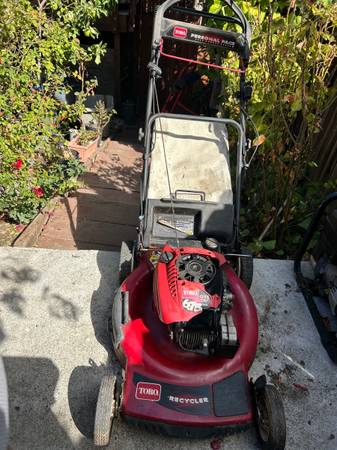 Toro self propelled gas lawn mower 1