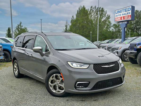 2021 Chrysler Pacifica Limited Minivan 4D 1