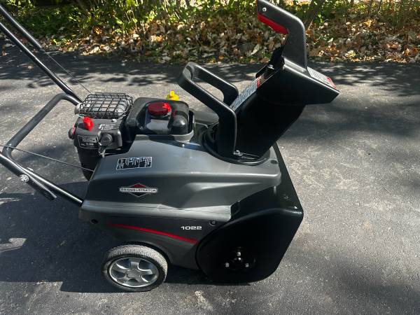Briggs & Stratton 4 Stroke Snow Blower 1