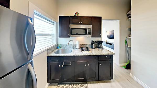 $1,700 / 290ft2 - Fully Furnished Studio (San Diego)63954709088002122