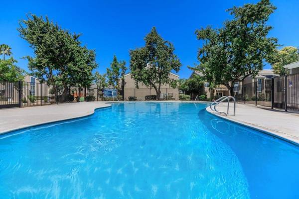 $1,133 / 2br - 937ft2 - Exclusive 2 BR with Walk-In Closets and Pool Views (Fresno)63798508946817124