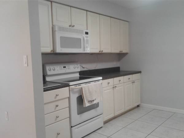 $1,575 / 2br - CONVENIENCE LOCATION, BEAUTIFUL LANDSCAPE, LARGE FENCED YARD (Port Richey)63991085668611122