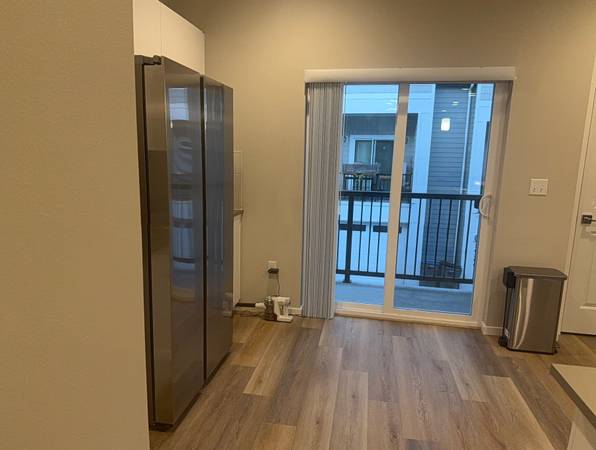 $1,350 / 3br - 1600ft2 - Share This Large Townhome with Me, Only 3 Minutes from the Ferry (Kingston)63934290915074122