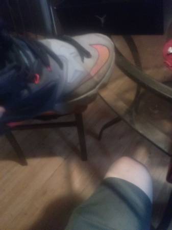 They are LeBron James 13 Akronite they are a size 10 in US (Russellville)64144081397122123