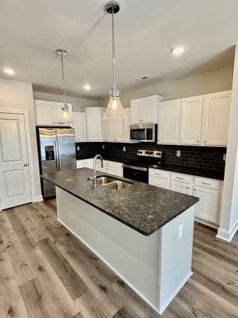 $2,100 / 3br - 1790ft2 - 3 Bedroom Duplex with a garage! Brand new construction! (Greenville)63897186651907122