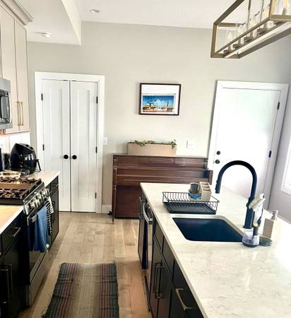 $1,200 / 3br - 1200ft2 - Modern Room in Share 3bed 2Bath Condo (Boston)63817540228611120