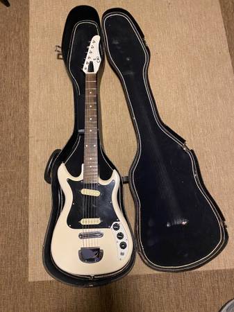 CMI E200 Electric Guitar 1