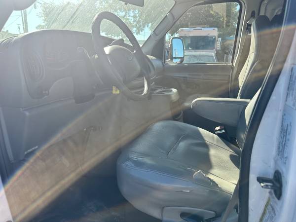 2005 Ford E350 - Photo 11