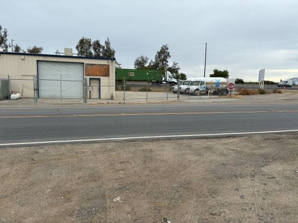 $2,060 / 1650ft2 - Light Industrial Space w/ Yard & Office (Manteca/Ripon)63970303529858124