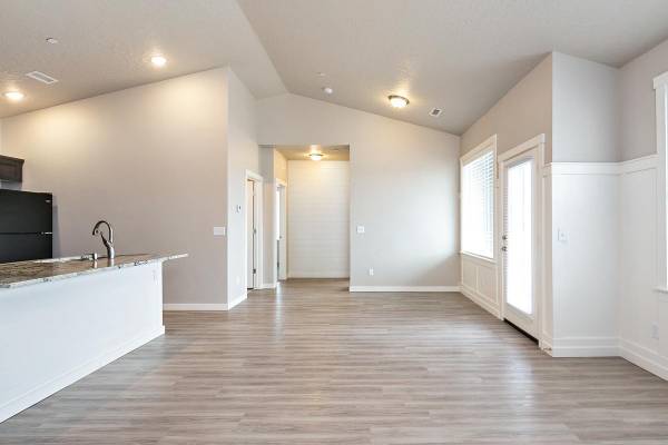 $1,500 / 2br - 882ft2 - Carpet in Bedrooms, Vaulted Ceilings, Sparkling Pool (Nampa)63981528850563122