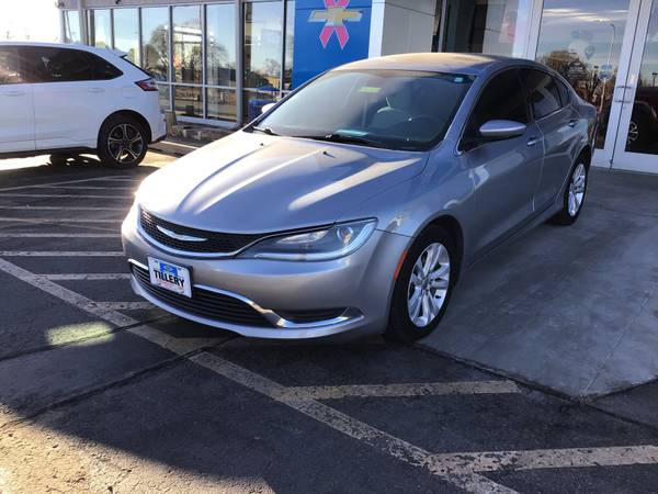 2016 Chrysler 200 Limited 1