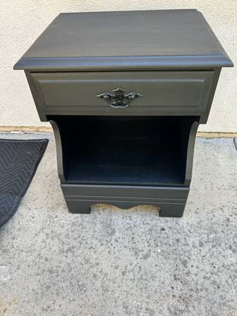 BEAUTIFUL SOLID MAPLE QUALITY CLASSIC MAPLE NIGHTSTAND OR END TABLE 1