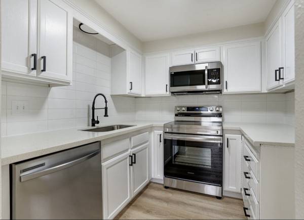 $2600.00 / 3br - 1230ft2 - 3bed/2 bath duplex wirh large paved RV parking. Property is pet friend63999453431171123