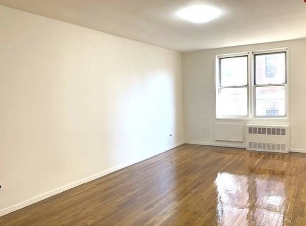 $2,400 / 1br - 700ft2 - 1HAB 1BAÑO RENOVADO - ¡Edificio con ascensor y lavandería! A pasos del #7 (Woodside)63816625650689121
