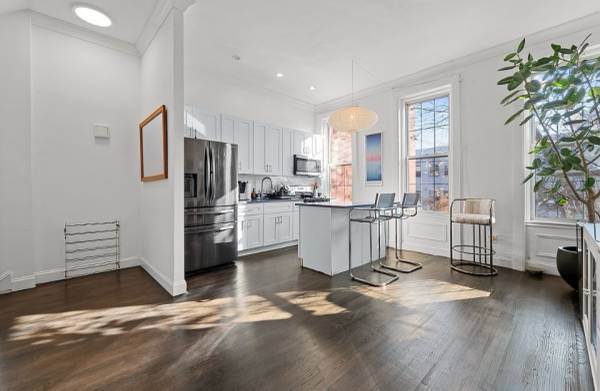 $1,898,000 / 5br - 3002ft2 - ELEGANT TWO FAMILY (New York)63945497908611120