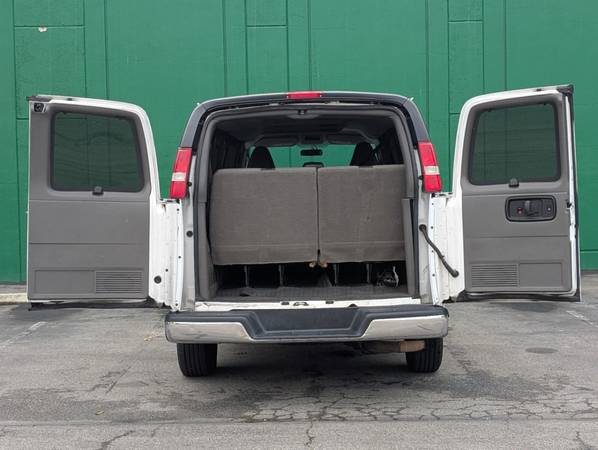 2018 GMC Savana 3500 Passenger - Photo 11