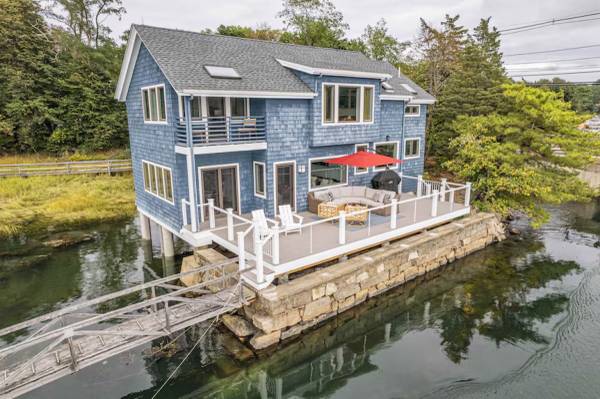 $1 / 4br - Escape frente al océano con muelle ~ Kayaks y tablas de paddle (Gloucester, MA)63892102504450121