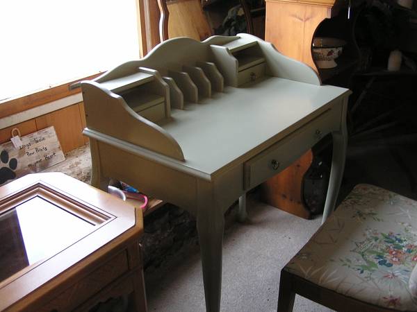 SMALL DESK! 1