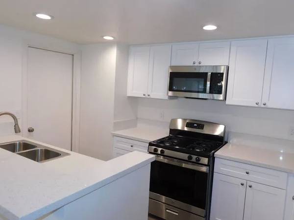 $860 / 1br - Upper 1 bedroom apartment in Prime Alhambra Location! (18 S Marguerita Ave #19 Alhambra, CA)63812226575107124