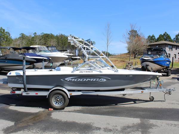 2004 Moomba Outback 21ft Ski and Wakeboard Boat 1