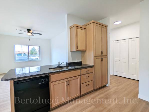 $1,750 / 2br - 952ft2 - Heavens Gate 2 Bed 2 Bath (Woodburn)63620943364739123