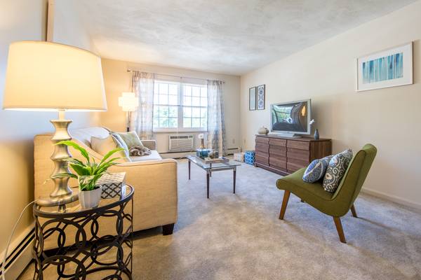 $2,399 / 2br - 700ft2 - 2 Bedroom Dog Friendly Apt! Includes Heat & Hot Water! (Salem)63699196476033120